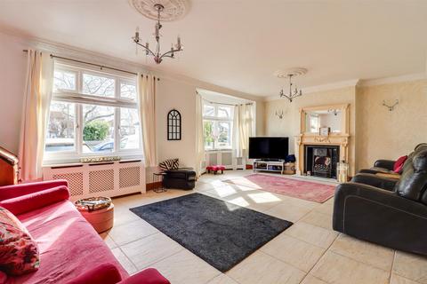 2 bedroom chalet for sale, Blenheim Chase, Leigh-On-Sea SS9
