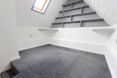 2 bedroom apartment to rent, Queen Annes Place, Enfield