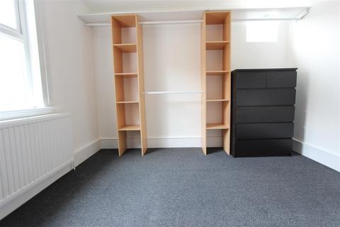 2 bedroom apartment to rent, Queen Annes Place, Enfield