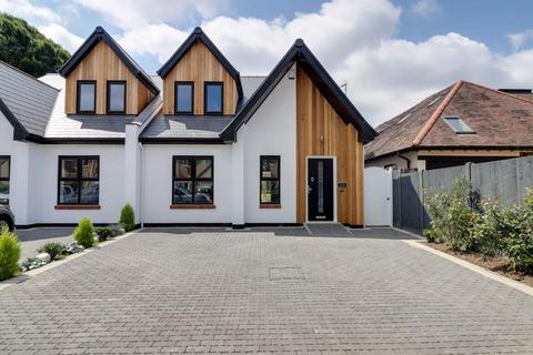 23 Blenheim Crescent, Leigh-on-sea, SS9 3DT