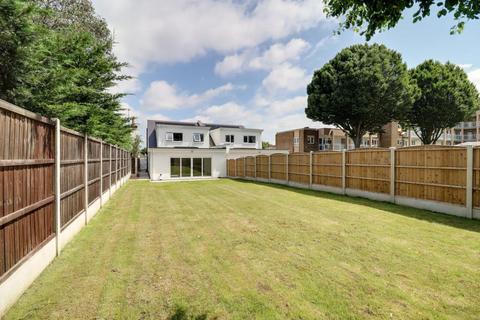 23 Blenheim Crescent, Leigh-on-sea, SS9 3DT