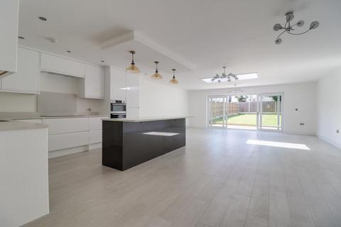 23 Blenheim Crescent, Leigh-on-sea, SS9 3DT
