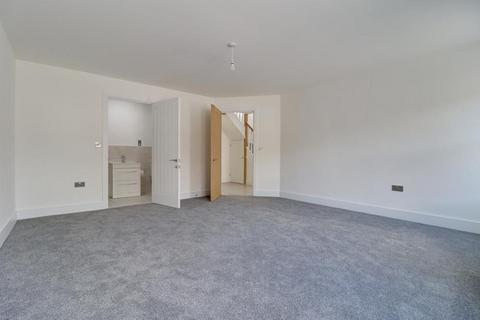 23 Blenheim Crescent, Leigh-on-sea, SS9 3DT