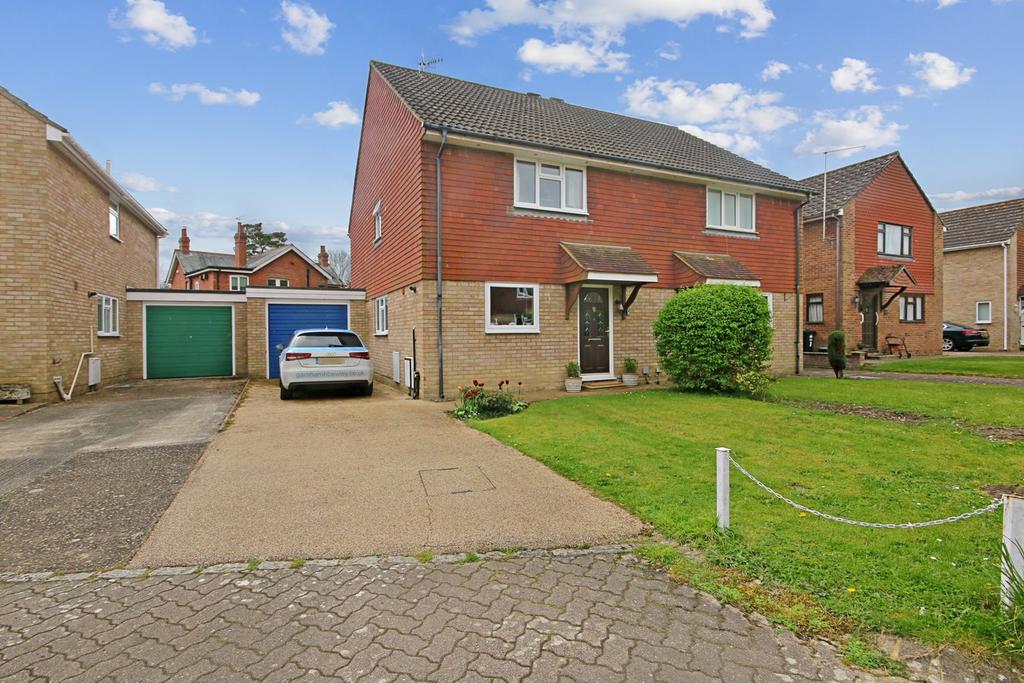 Ash Close, Lingfield, RH7 3 bed semidetached house for sale £450,000