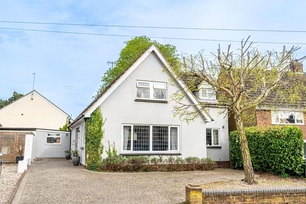 Springfields, Dunmow, Essex 4 bed chalet for sale £500,000