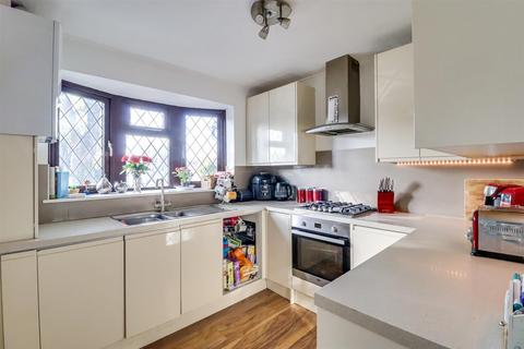 4 bedroom semi-detached house for sale, London Road, Leigh-On-Sea SS9