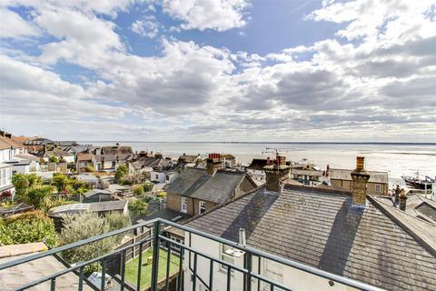 3 bedroom end of terrace house for sale, Uttons Avenue, Leigh-On-Sea SS9