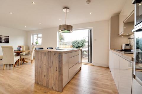 30 Adalia Crescent, Leigh-on-sea, SS9 3SN
