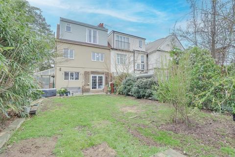 4 bedroom semi-detached house for sale, Southbourne Gardens, Westcliff-On-Sea SS0