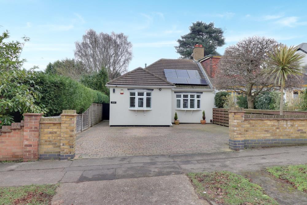 Westbourne Grove, WestcliffonSea SS0 2 bed semidetached bungalow for