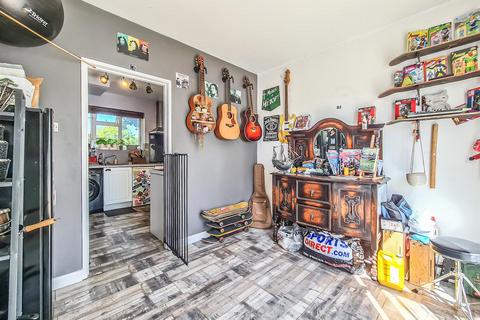 182 Blenheim Chase, Leigh-on-sea, SS9 3HQ