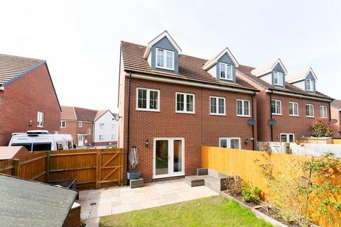 4 bedroom semi-detached house for sale, Parker Drive, Buntingford