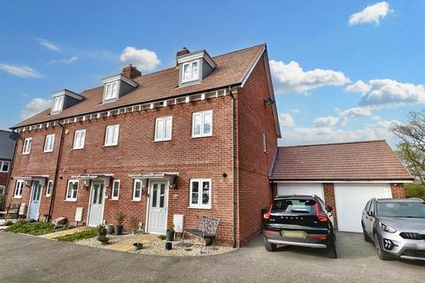 4 bedroom townhouse for sale, Highgrove Crescent, Polegate