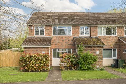 3 bedroom end of terrace house to rent, St Martins Close, East Horsley