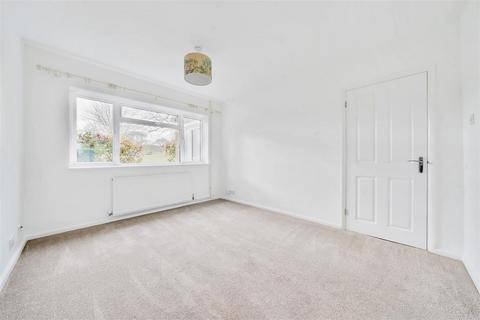 3 bedroom end of terrace house to rent, St Martins Close, East Horsley