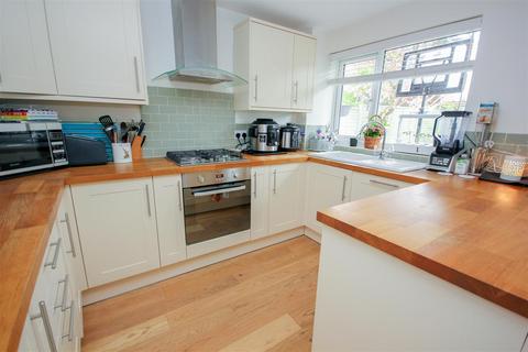 16 Balham Close, Rushden, NN10 9JL