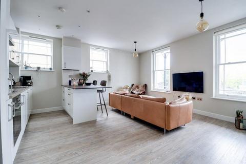 Flat 2, The Bell Bell Sands, Leigh-on-sea, SS9 2FA