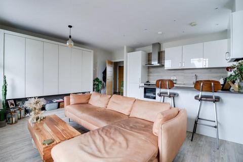 Flat 2, The Bell Bell Sands, Leigh-on-sea, SS9 2FA