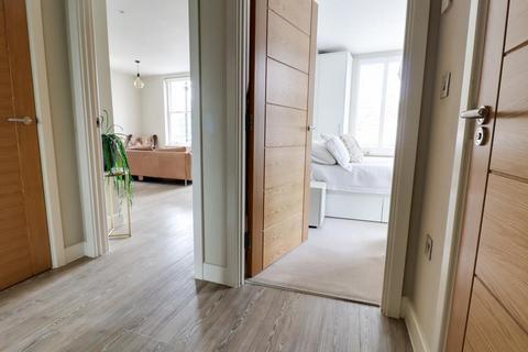 Flat 2, The Bell Bell Sands, Leigh-on-sea, SS9 2FA