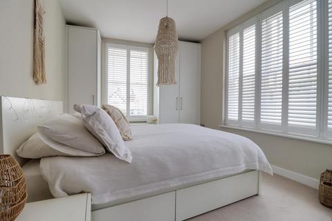 Flat 2, The Bell Bell Sands, Leigh-on-sea, SS9 2FA