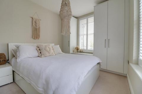 Flat 2, The Bell Bell Sands, Leigh-on-sea, SS9 2FA