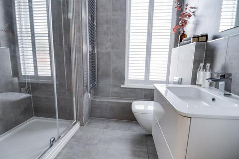 Flat 2, The Bell Bell Sands, Leigh-on-sea, SS9 2FA