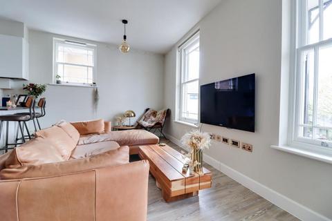 Flat 2, The Bell Bell Sands, Leigh-on-sea, SS9 2FA