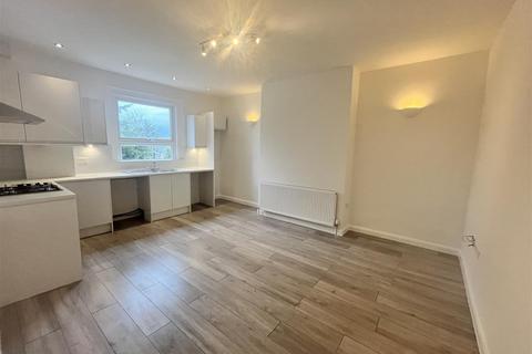 3 bedroom flat to rent, Sunningfields Road, Hendon