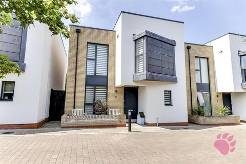 4 bedroom detached house for sale, Greencourt, Leigh-on-Sea SS9