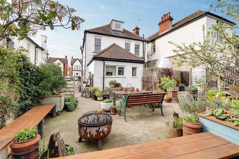 Flat 1, 30 Cobham Road, Westcliff-on-sea, SS0 8EA