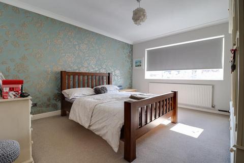 6 Ashcombe Close, Leigh-on-sea, SS9 4SE