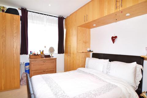 1 bedroom flat to rent, Heath Road, Twickenham