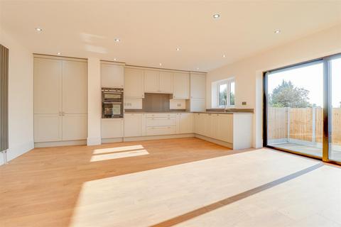 118 Ambleside Drive, Southend-on-sea, SS1 2UN