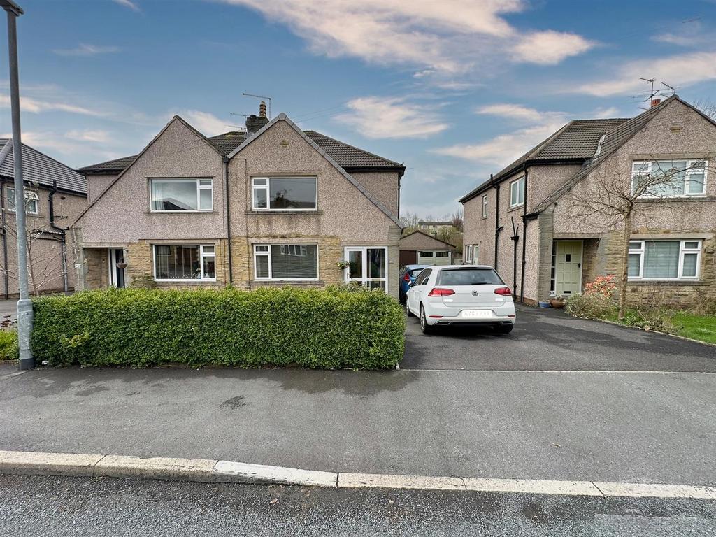 Warwick Drive, Clitheroe, Ribble Valley 3 bed semidetached house for