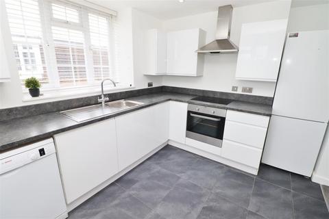 2 bedroom apartment to rent, Craigmount, Radlett