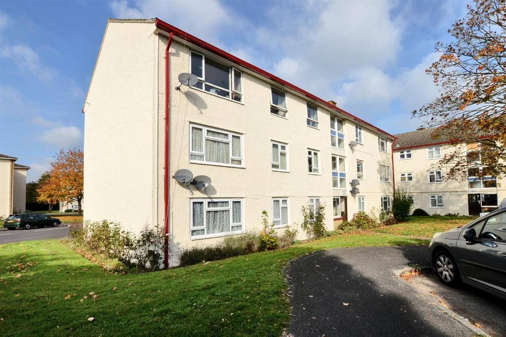 Montgomery Road, Farnborough GU14 3 bed flat for sale £200,000