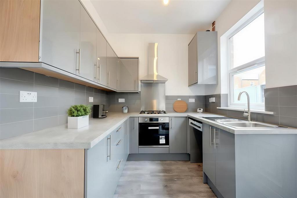 Albert Road, Long Eaton 3 bed semidetached house for sale £230,000