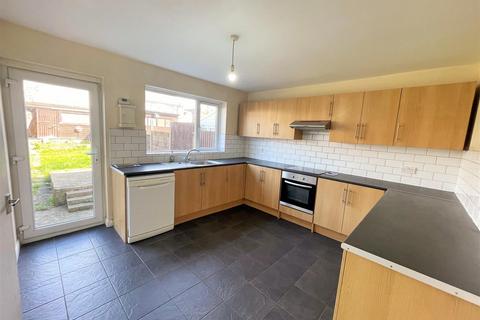 5 bedroom terraced house to rent, Manchester Drive, Leigh On Sea, Essex