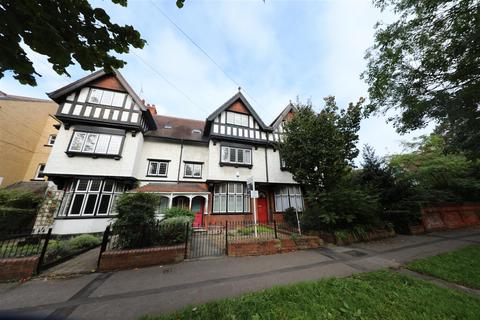 7 bedroom semi-detached house for sale, Westbourne Avenue, Hull