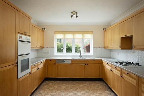 4 bedroom detached house for sale, Wigton Park Close, Leeds LS17