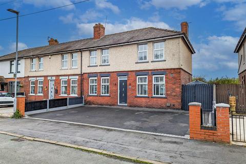 3 bedroom end of terrace house for sale, Dakins Road, Leigh
