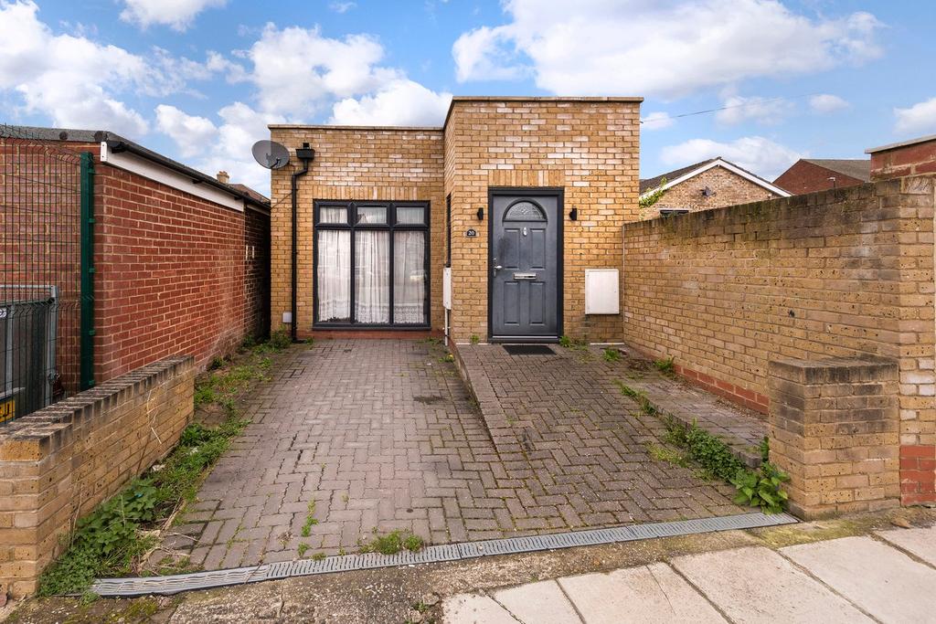 Paddock Road, South Bexleyheath, DA6 2 bed detached bungalow for sale £380,000