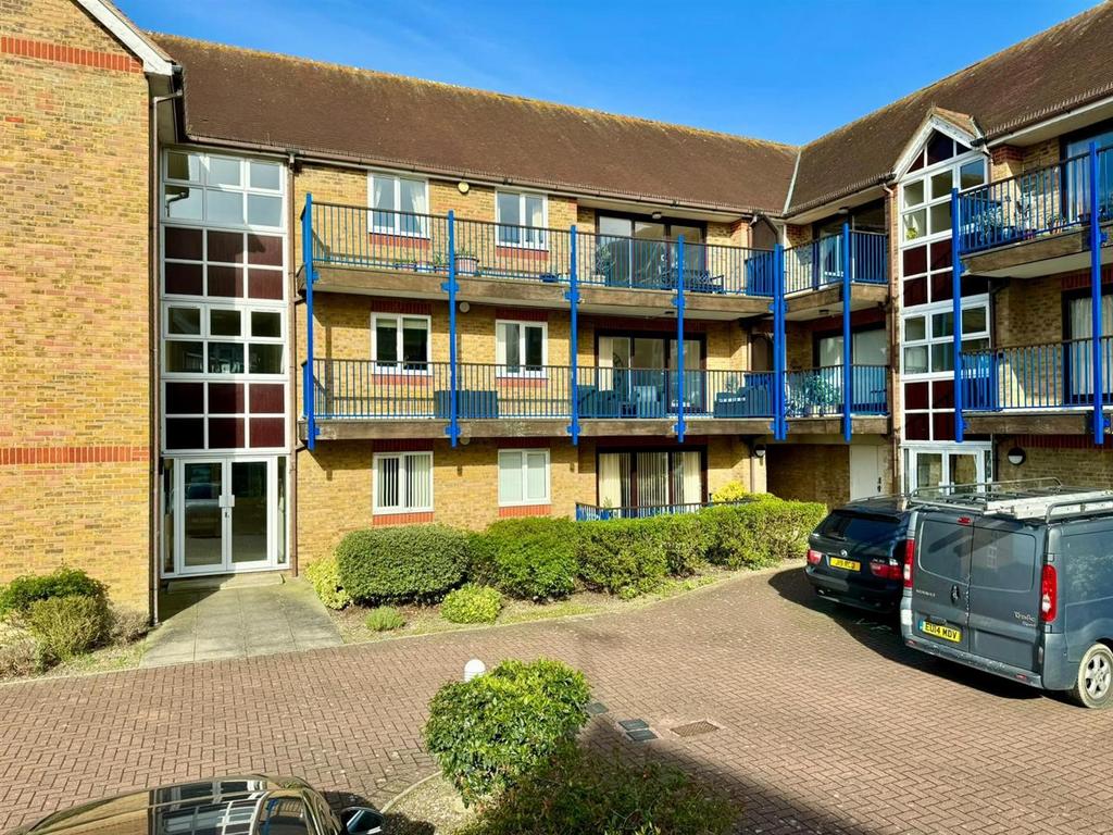 Belvedere Road, BurnhamOnCrouch 2 bed apartment to rent £1,100 pcm