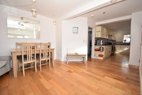 52 Attwyll Avenue, Exeter, EX2 5HW