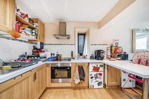 2 bedroom apartment for sale, Raglan Road, London