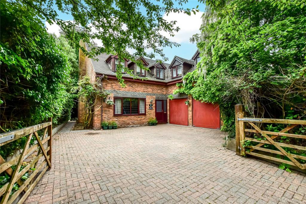 Green Lane, Bovingdon, Hertfordshire... 5 bed detached house for sale