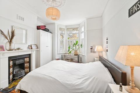 2 bedroom flat for sale, Humbolt Road, London