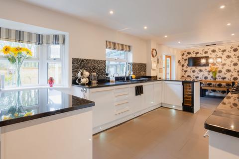 8 Jocelyn Mead, Crediton, EX17 2EN