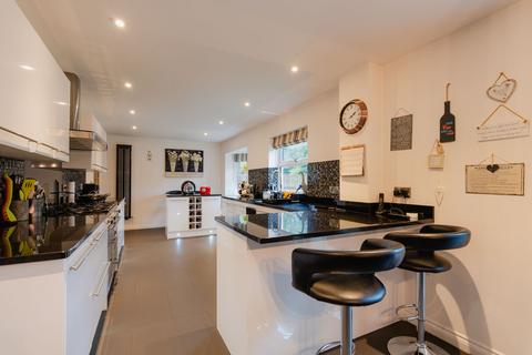 8 Jocelyn Mead, Crediton, EX17 2EN