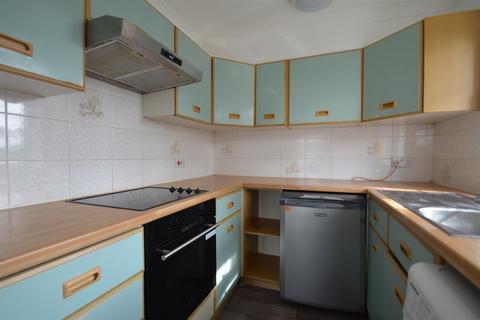 1 bedroom flat for sale, Chiltern Court, Rusper Road, Horsham, West Sussex, RH12